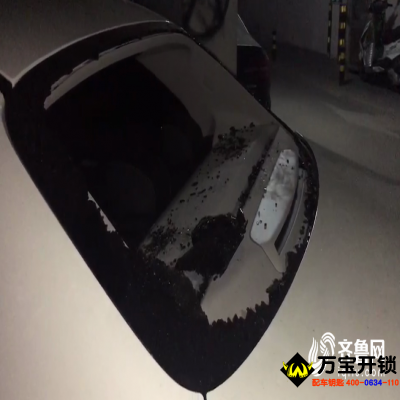 2分钟盗窃现场全记录丨男子凌晨持手电筒砸奔驰车盗走iPhone